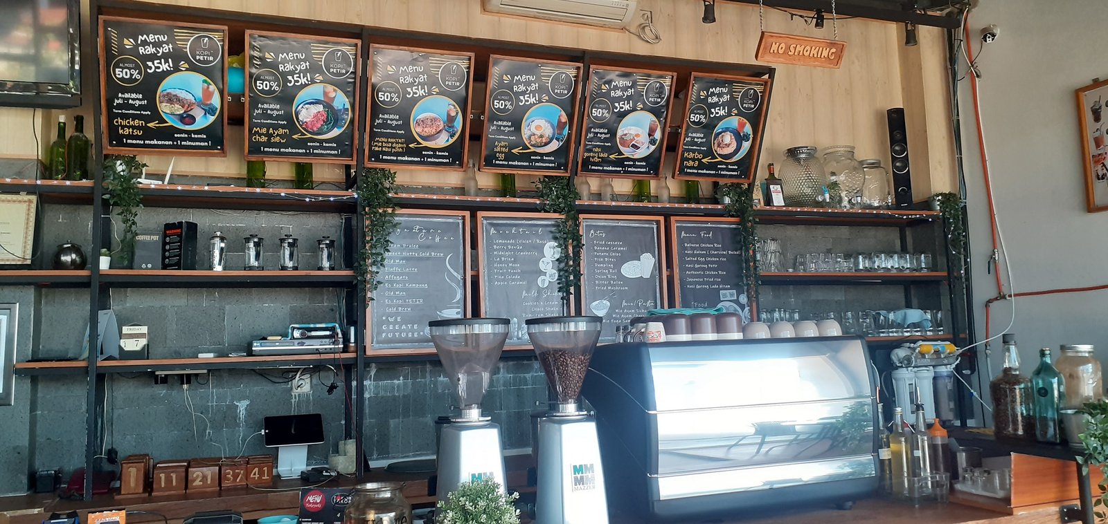 Etalase Kedai Kopi Petir