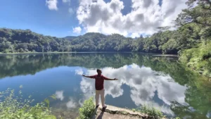 Gambar 9 - Yadi mengekspresikan kekagumannya pada kemegahan alam Danau Ranamese