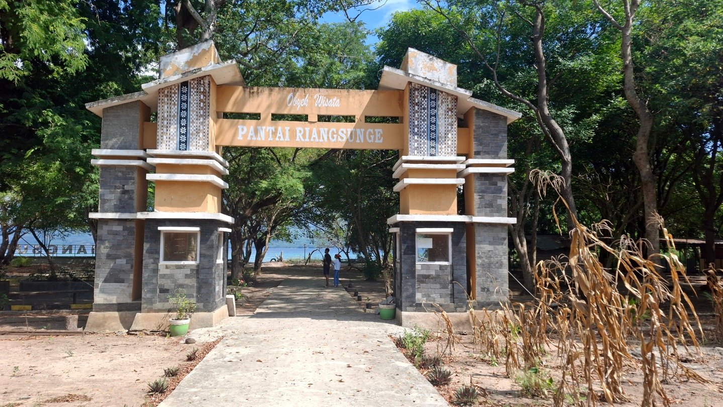 Keindahan Pantai Riangsunge
