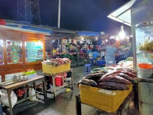 Nikmati kuliner malam di Pasar Malam Seafood Kampung Solor Kupang. Aneka ikan bakar, kuah asam, hingga kangkung bunga pepaya siap memanjakan lidah.