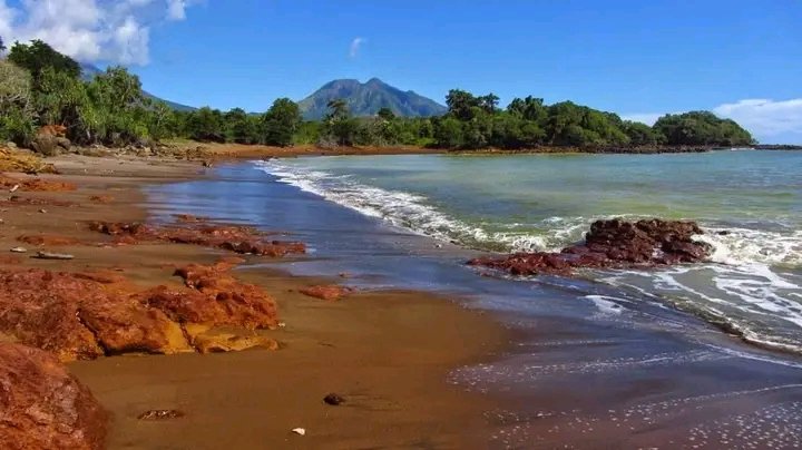 Keunikan dan Keindahan Pantai Pasir Tiga Warna di Pantar: Keajaiban Alam di Bawah Gunung Sirung, Destinasi Wisata Alam yang Memukau 1 1759593339430
